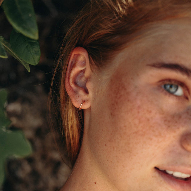 PURELEI Eye Creolen aus 18K Roségold, zart am Ohr getragen, strahlen feminine Eleganz und Insel-Spirit aus.