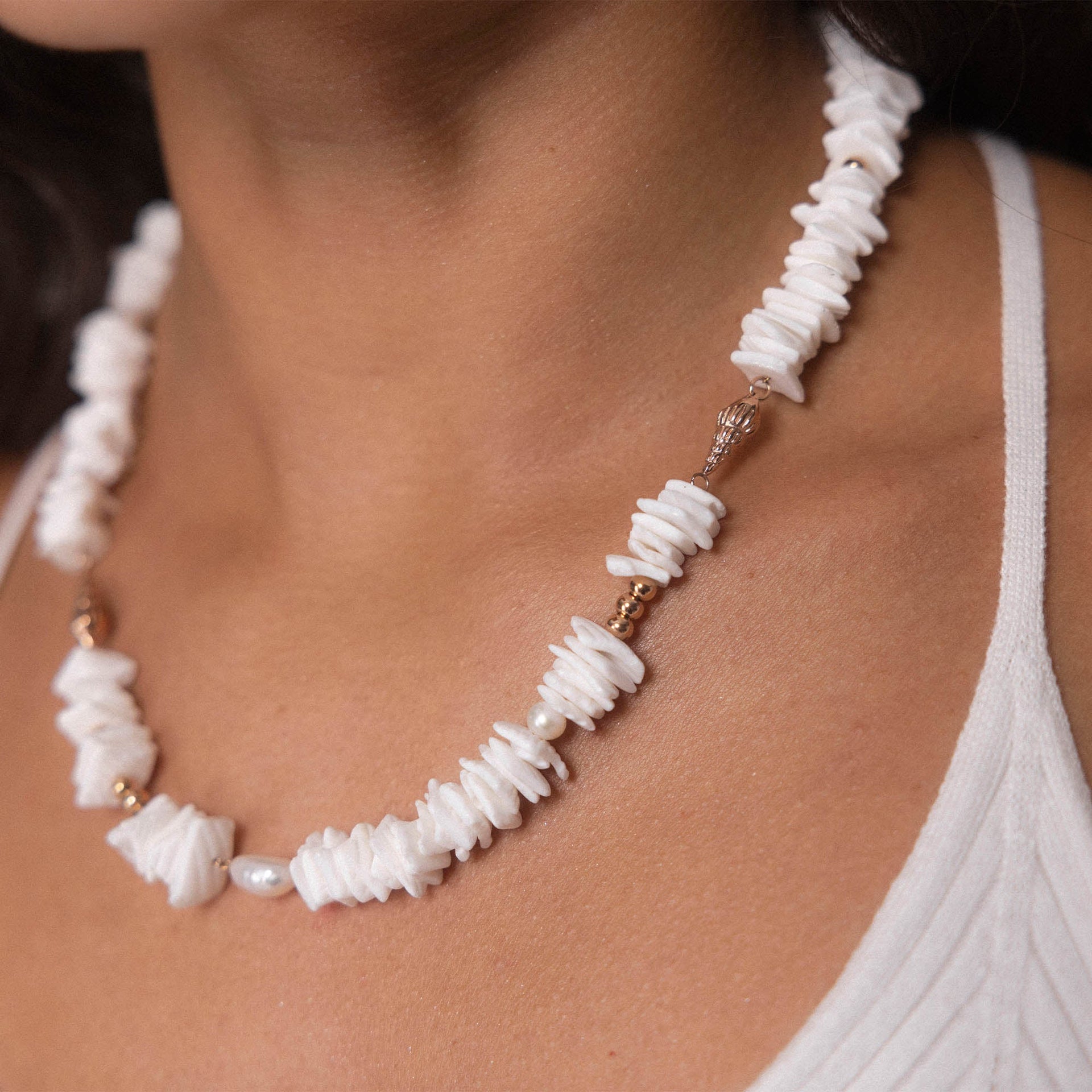 Wela Kette von PURELEI mit weißen Muschelstücken und Perlen, goldene Details, feminine, natürliche Beach-Ästhetik.