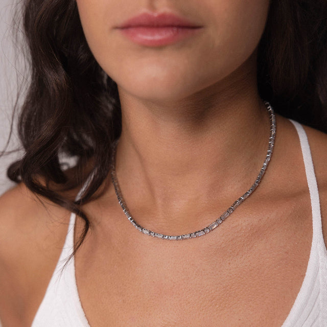 Silberne Kette mit klaren, geometrischen Formen, getragen mit Aloha-Spirit von PURELEI.