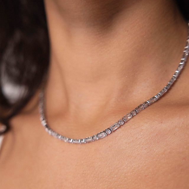 Elegante, roségoldene Kette mit rechteckigen Elementen, getragen am Hals, von PURELEI.