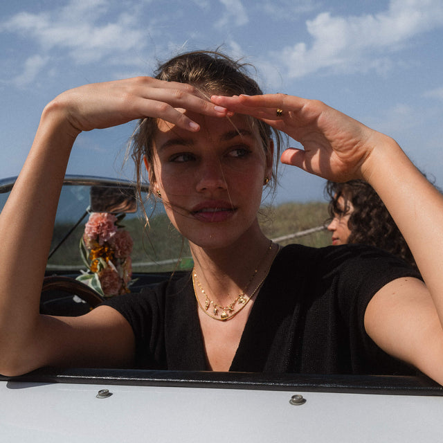 Elegante PURELEI Kette mit feinen Details, getragen in sonniger Atmosphäre im Auto.