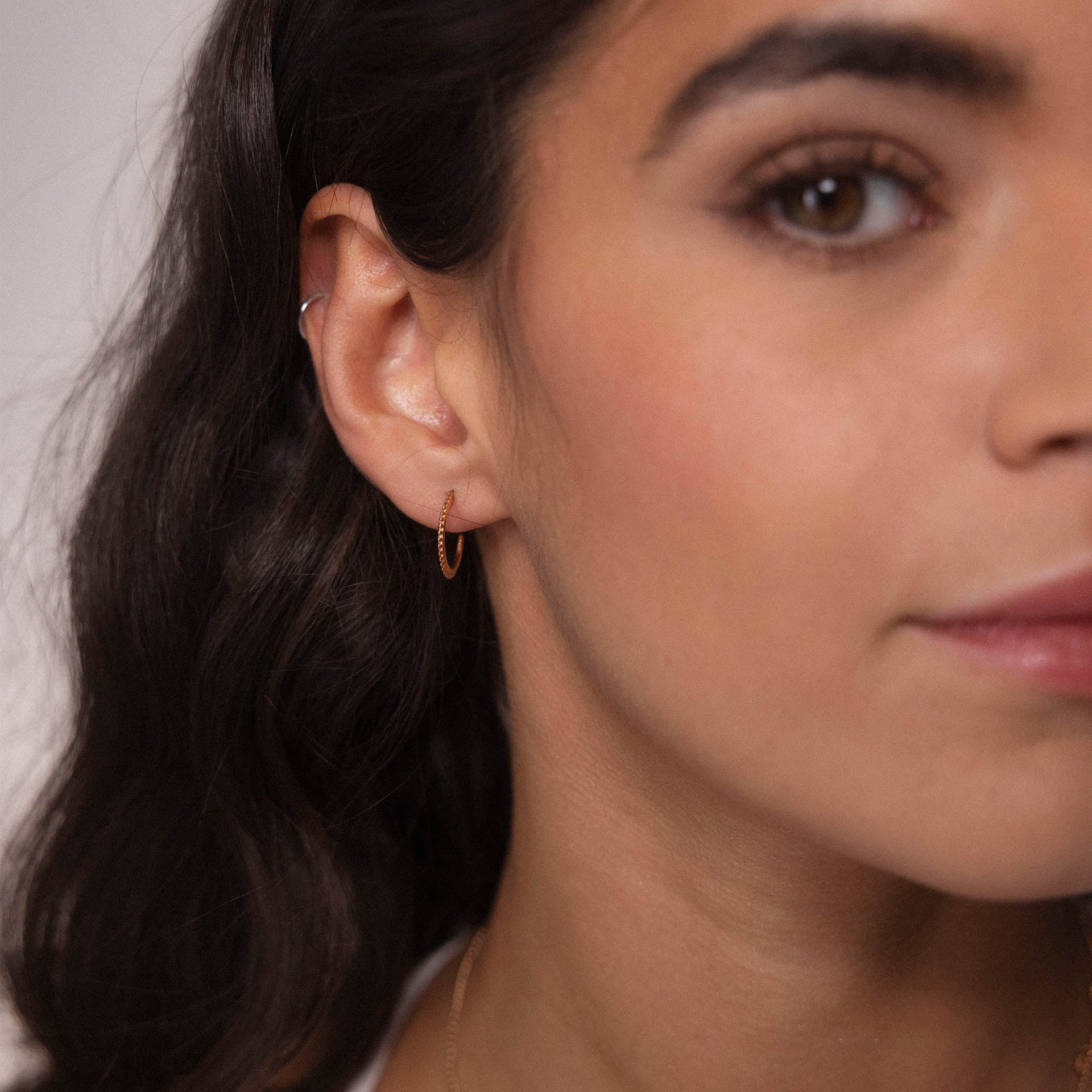 PURELEI Olani Creolen in Roségold aus 18K rosévergoldetem Edelstahl, fein und elegant am Ohr getragen.