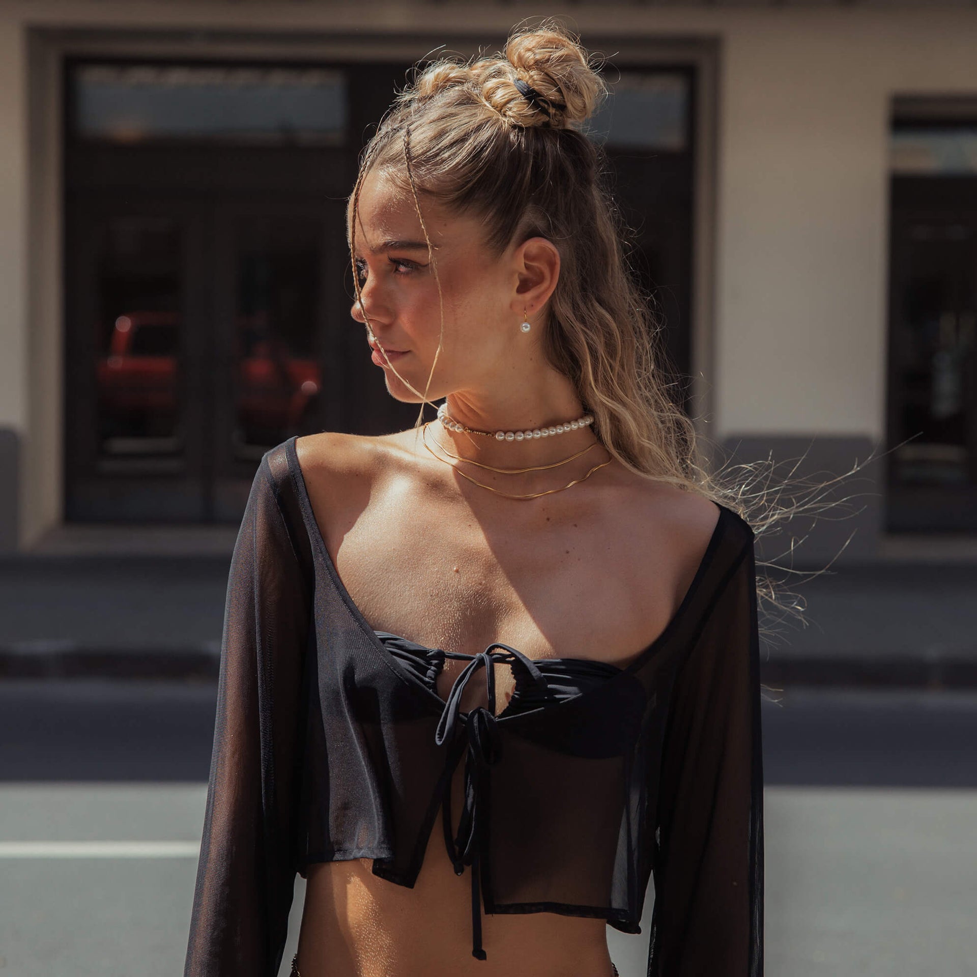 Via Pearl Perlenkette mit Muscheln und vergoldetem Via-Anhänger, elegant getragen, PURELEI feminine Leichtigkeit