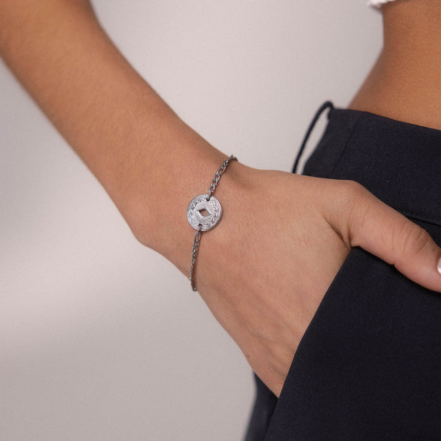 Lolani Armband in Silber mit hawaiianischem Coin am Handgelenk, elegant und feminin, PURELEI Schmuck.