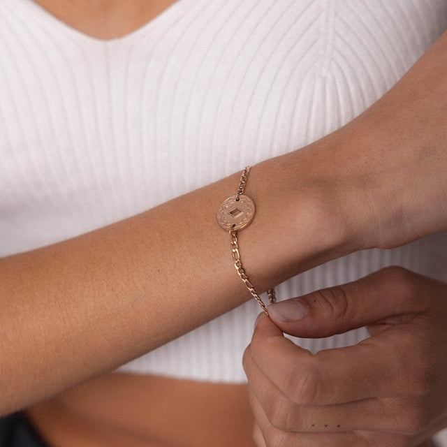Roségoldenes Lolani Armband mit hawaiianischem Coin, fein gearbeitet, am Handgelenk getragen, PURELEI Eleganz.