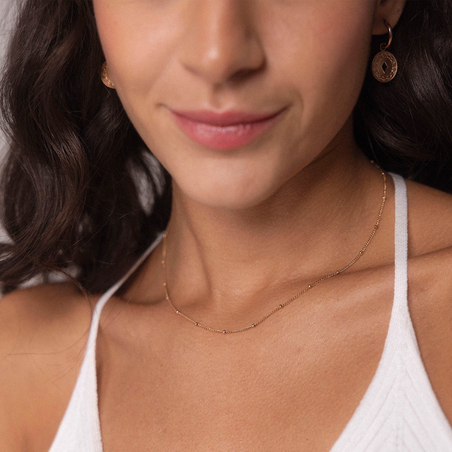 Feingliedrige Li’ili’i Kette aus 18K Gold-Edelstahl, zart am Hals getragen, PURELEI Eleganz und Island-Spirit.