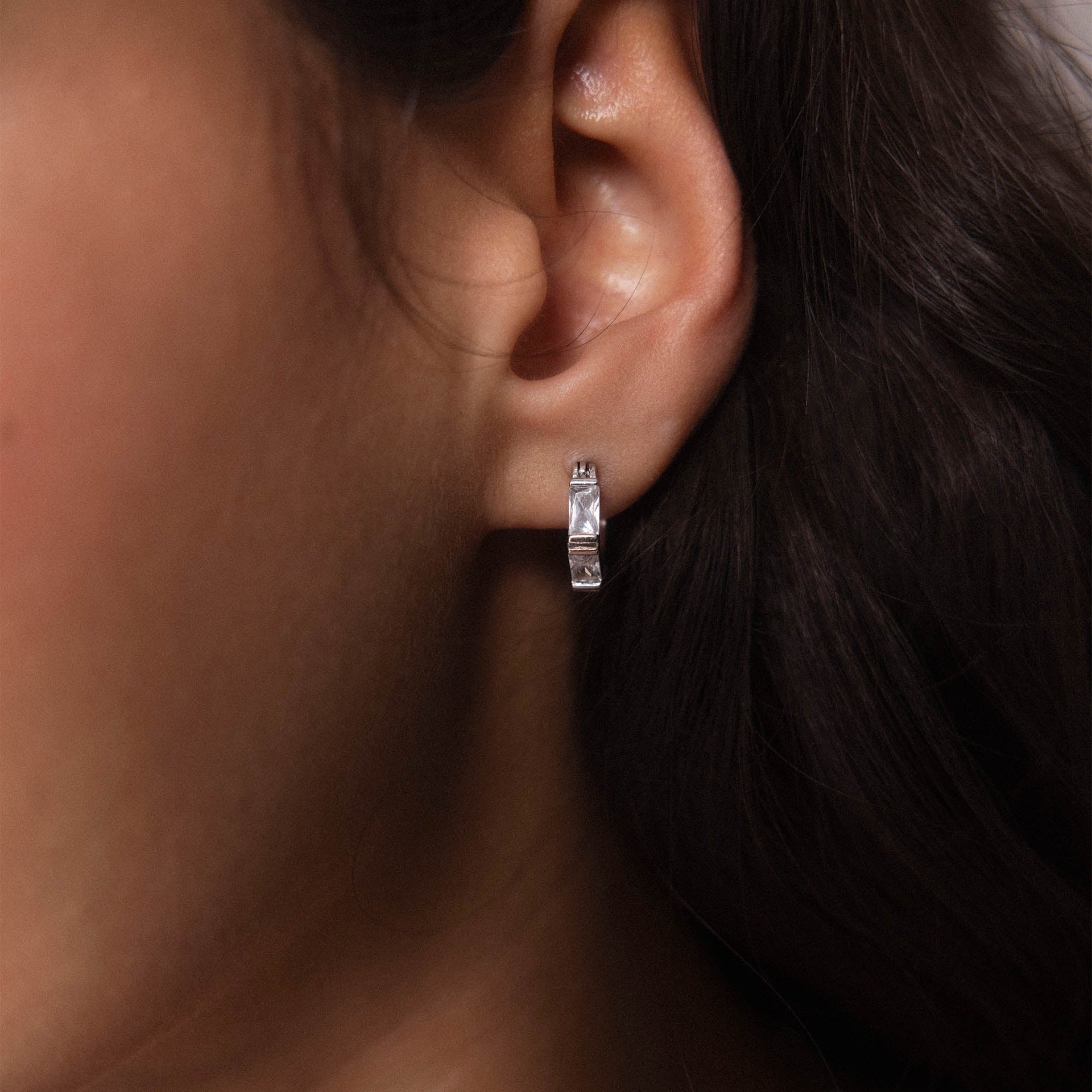 Roségoldene Creolen von PURELEI, elegant und modern, getragen am Ohr.