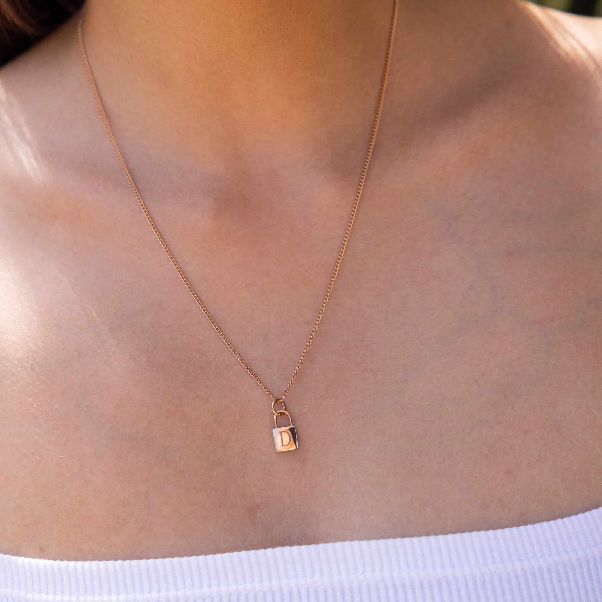 Padlock Charm Kette in Roségold von PURELEI, feines Design, getragen am Hals, elegant und feminin.