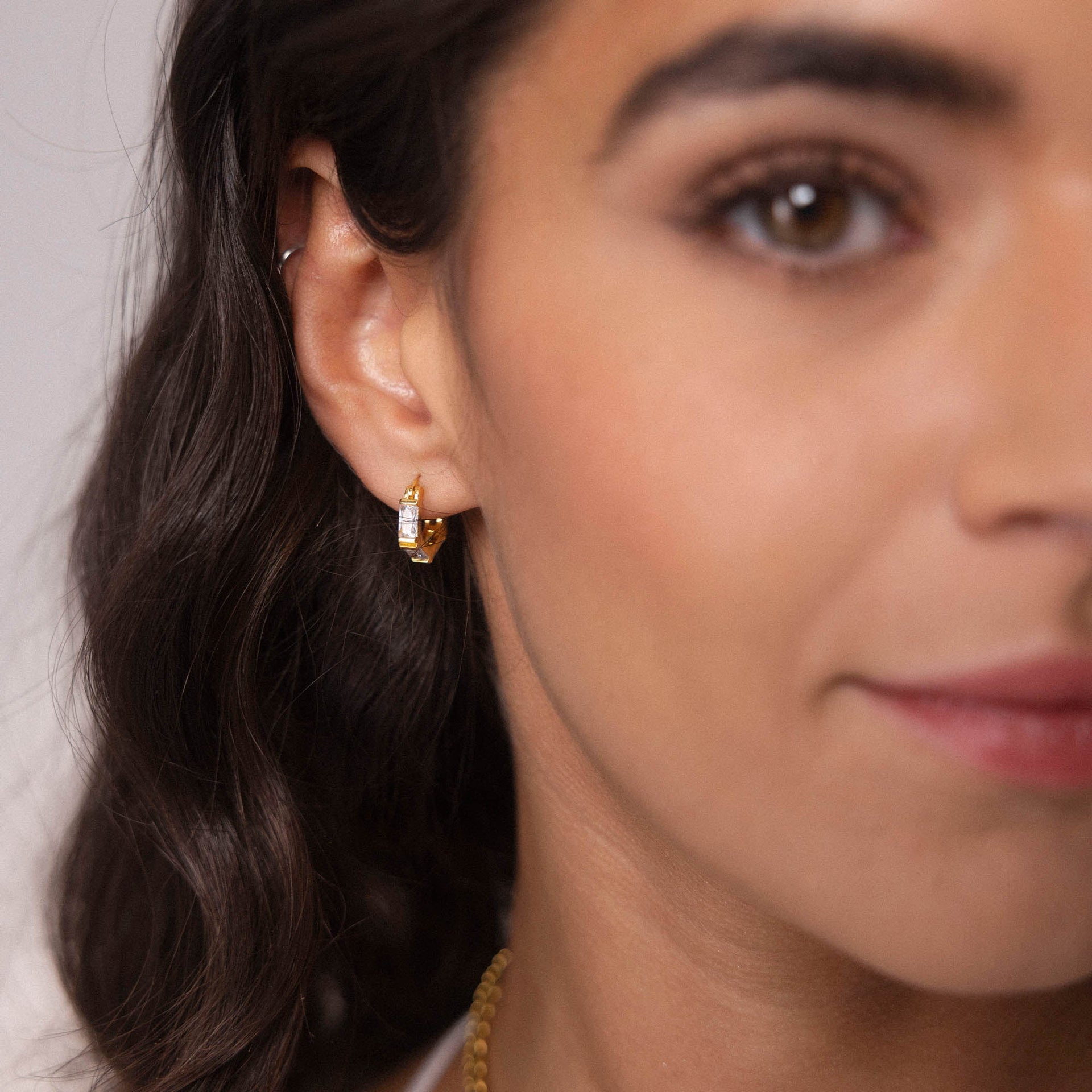 Roségoldene Ohrringe mit klaren Steinen, elegant und feminin, von PURELEI.