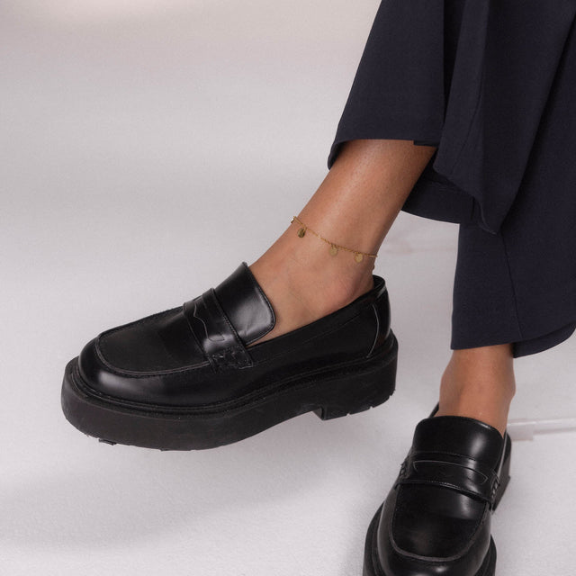 PURELEI Kalea Fußkettchen aus 18K Gold-Edelstahl mit fünf spiegelnden Anhängern, elegant am Knöchel getragen.