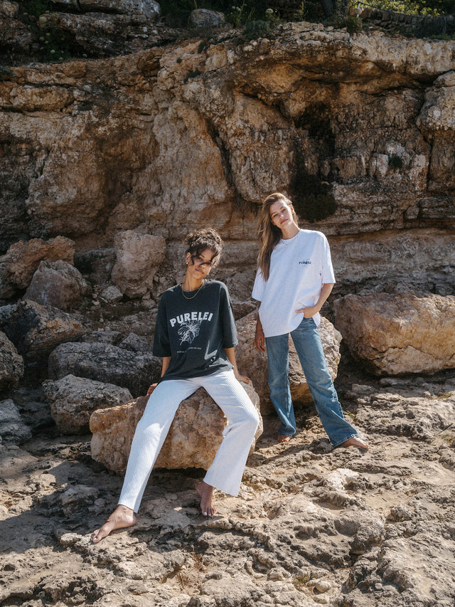 weißes Blue Paradise T-Shirt aus Baumwolle mit blauem Hibiskus-Print, oversized, PURELEI, lässig am Felsen am Strand