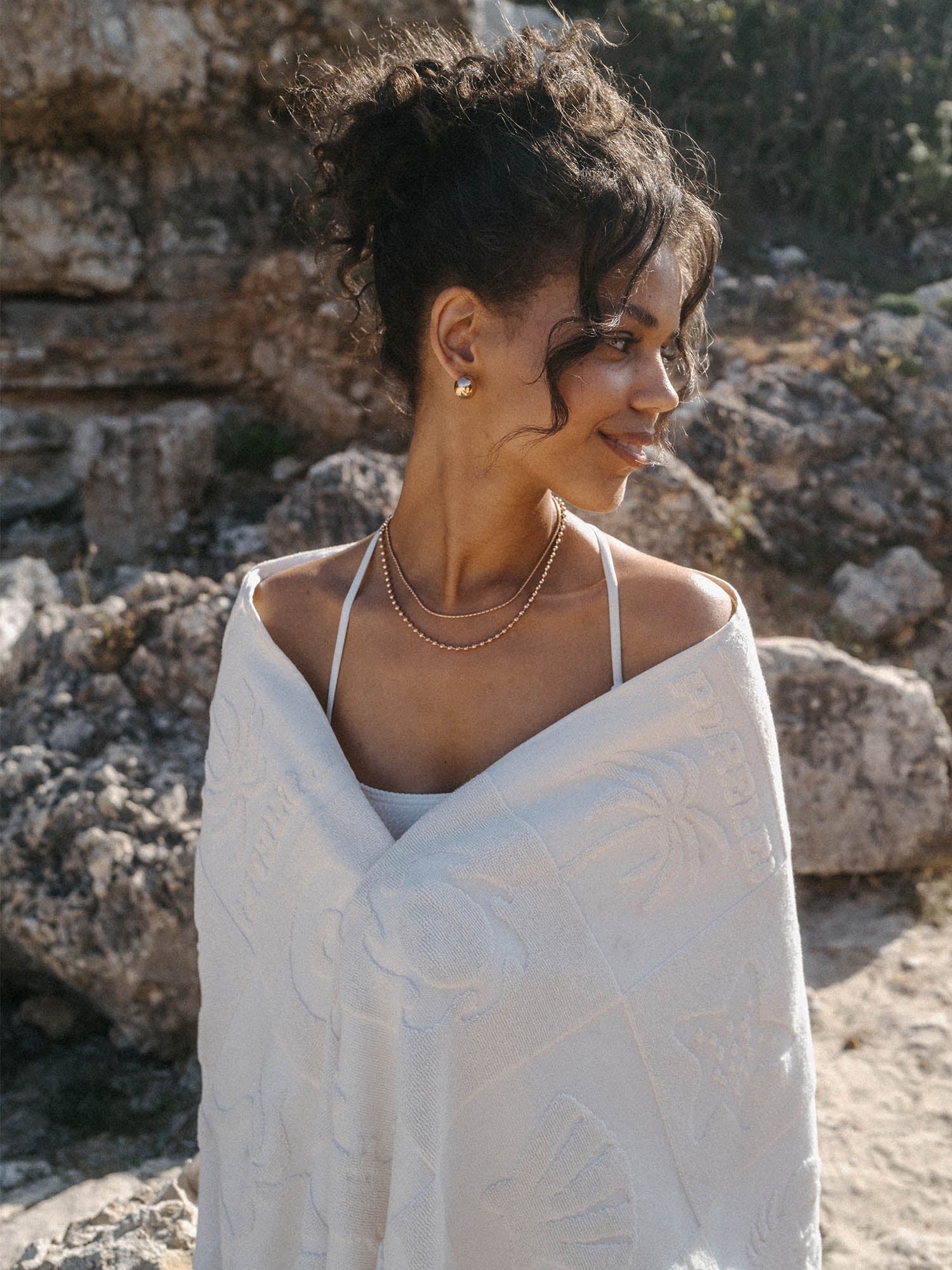 Elegante PURELEI Kette mit zarten Perlen, getragen in tropischer Umgebung.