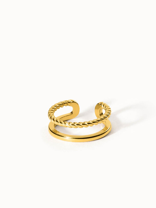 Goldener Ring mit gedrehtem Design, elegant und modern, von PURELEI.