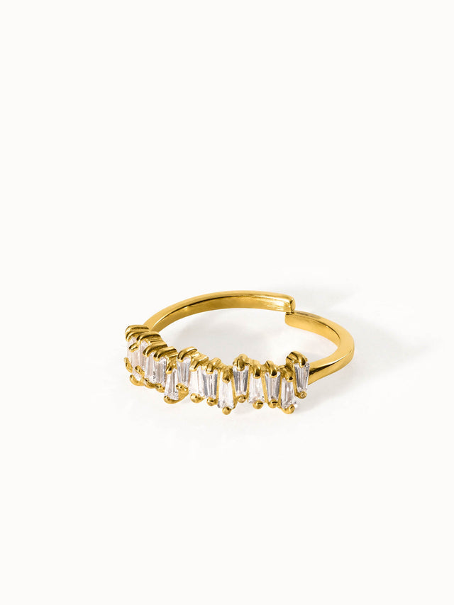 Goldener Ring mit klaren, länglichen Steinen von PURELEI, elegant und funkelnd.