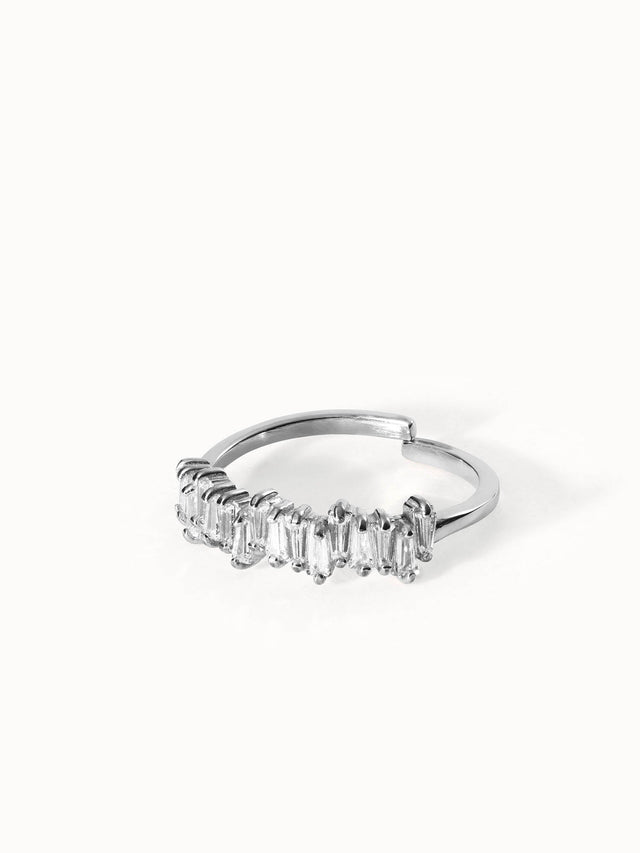 Silberner Ring mit klaren, länglichen Steinen von PURELEI, elegant und modern.