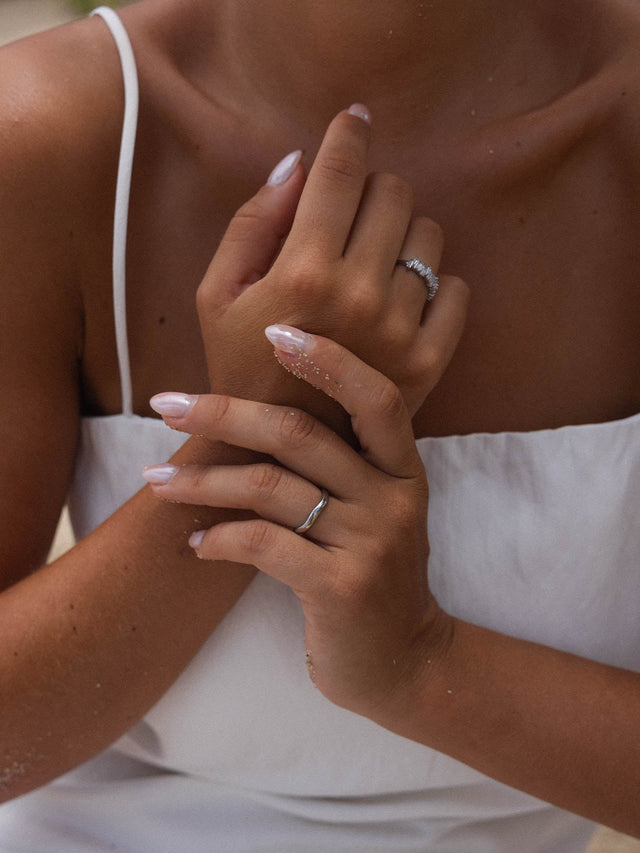 Zarte Ringe aus Silber, elegant getragen, inspiriert von PURELEI, mit beachy Stimmung.