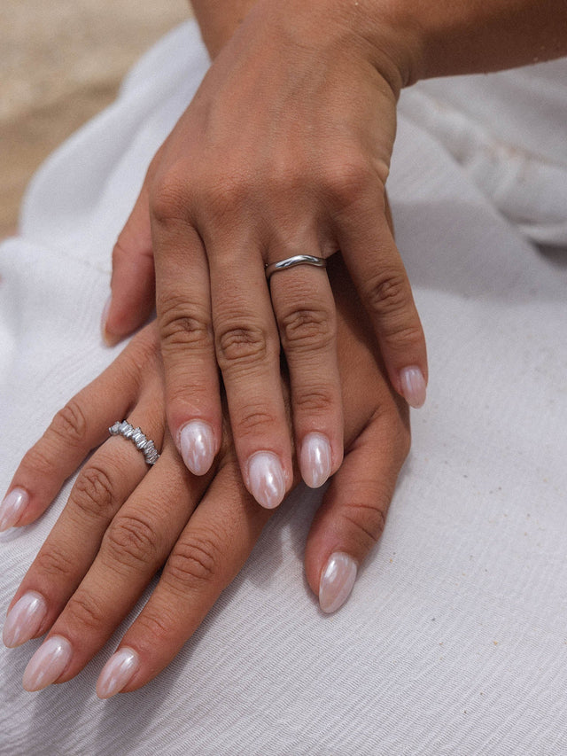 Zarte Ringe aus Silber und Strass, elegant auf Händen mit glänzendem Nagellack, PURELEI Stil.