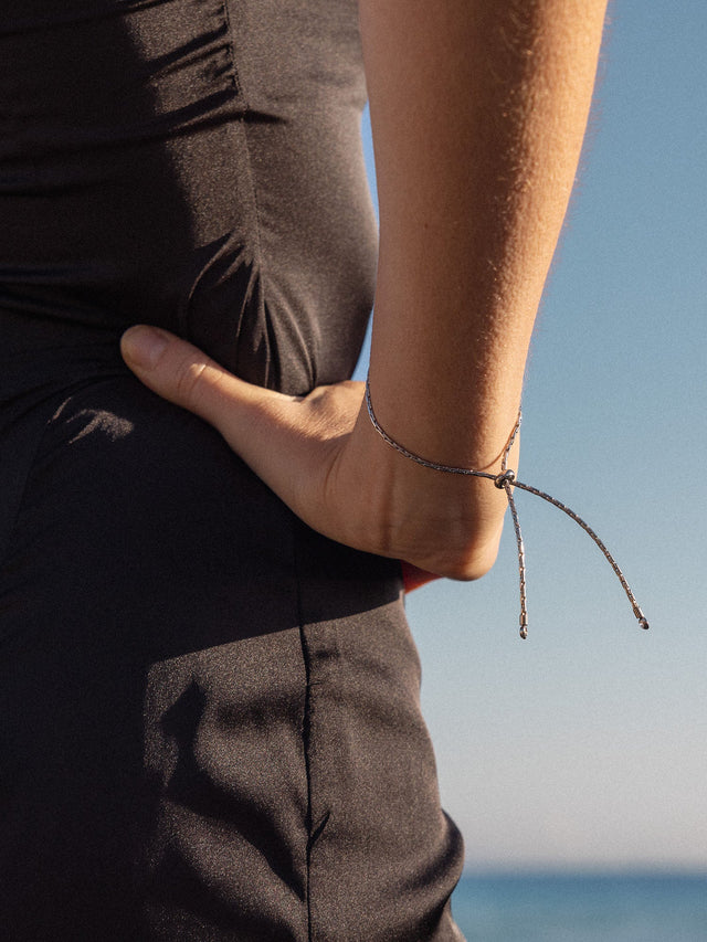 Feines, silbernes Armband von PURELEI, getragen am Handgelenk, mit minimalistischer Eleganz.