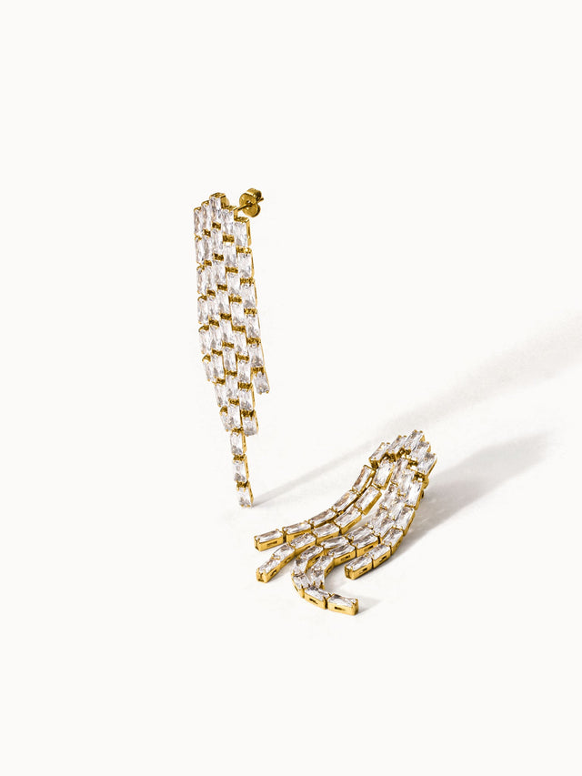 Goldene Ohrringe mit klaren, funkelnden Steinen von PURELEI, elegant und modern.