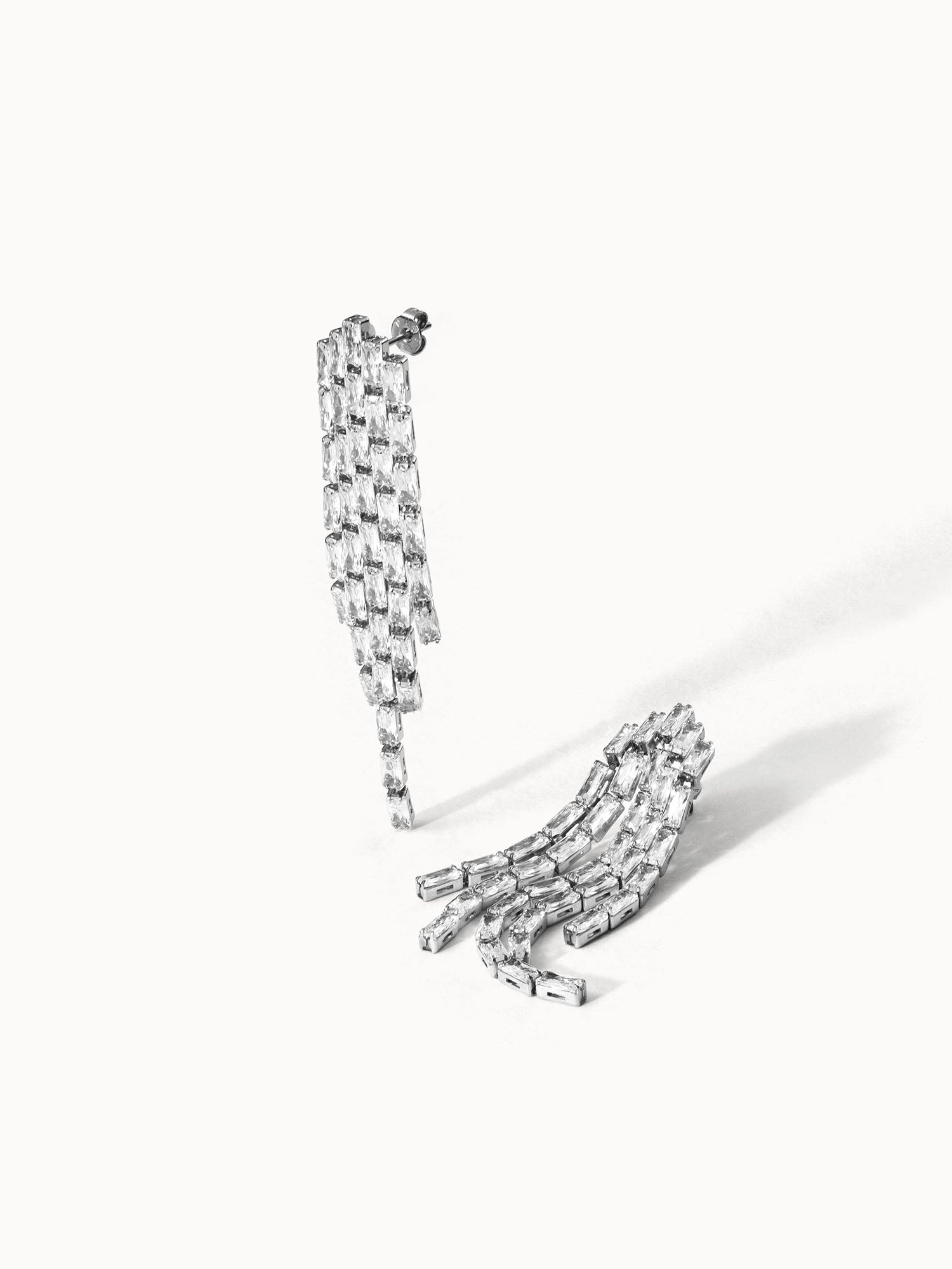 Silberne Ohrringe mit funkelndem Design von PURELEI, elegant und modern.