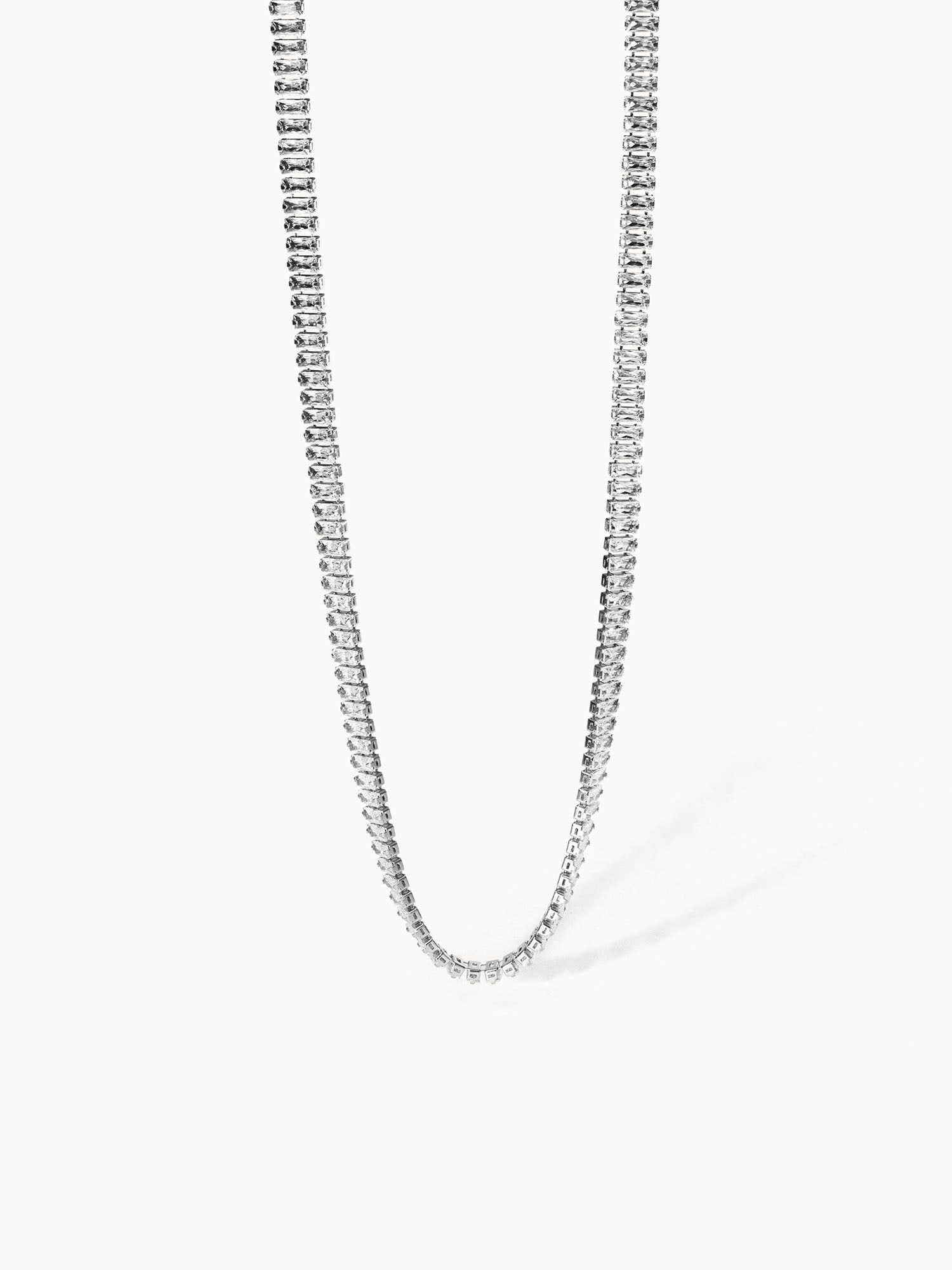 Silberne Kette mit klaren, funkelnden Elementen von PURELEI, elegant und modern.