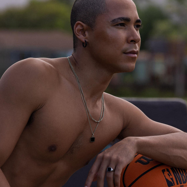 Schwarzes, minimalistisches PURELEI Schmuckset mit Kette und Ring, sportlich und modern.