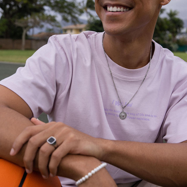 Silberne Kette und Ring, lässig getragen, PURELEI inspiriert von natürlicher Eleganz.