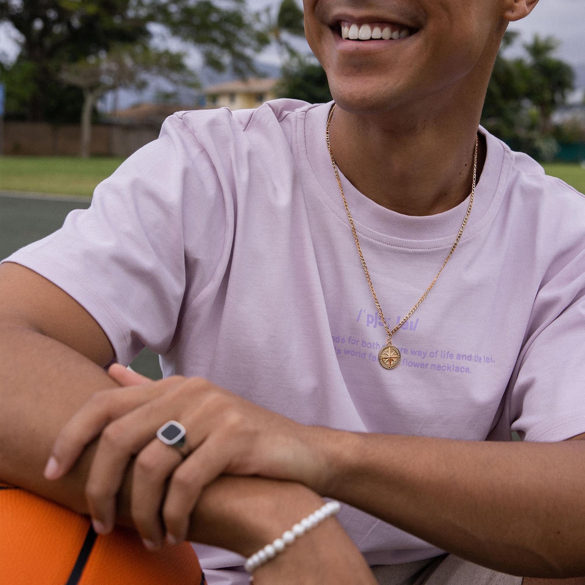 Roségoldene Kette mit Anhänger und schwarzer Ring, PURELEI, lässige Eleganz im Freien.
