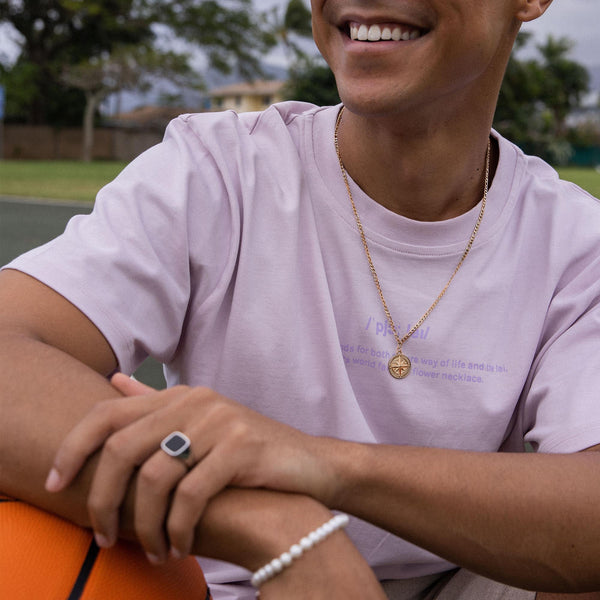 Roségoldene Kette mit Anhänger und schwarzer Ring, PURELEI, lässige Eleganz im Freien.