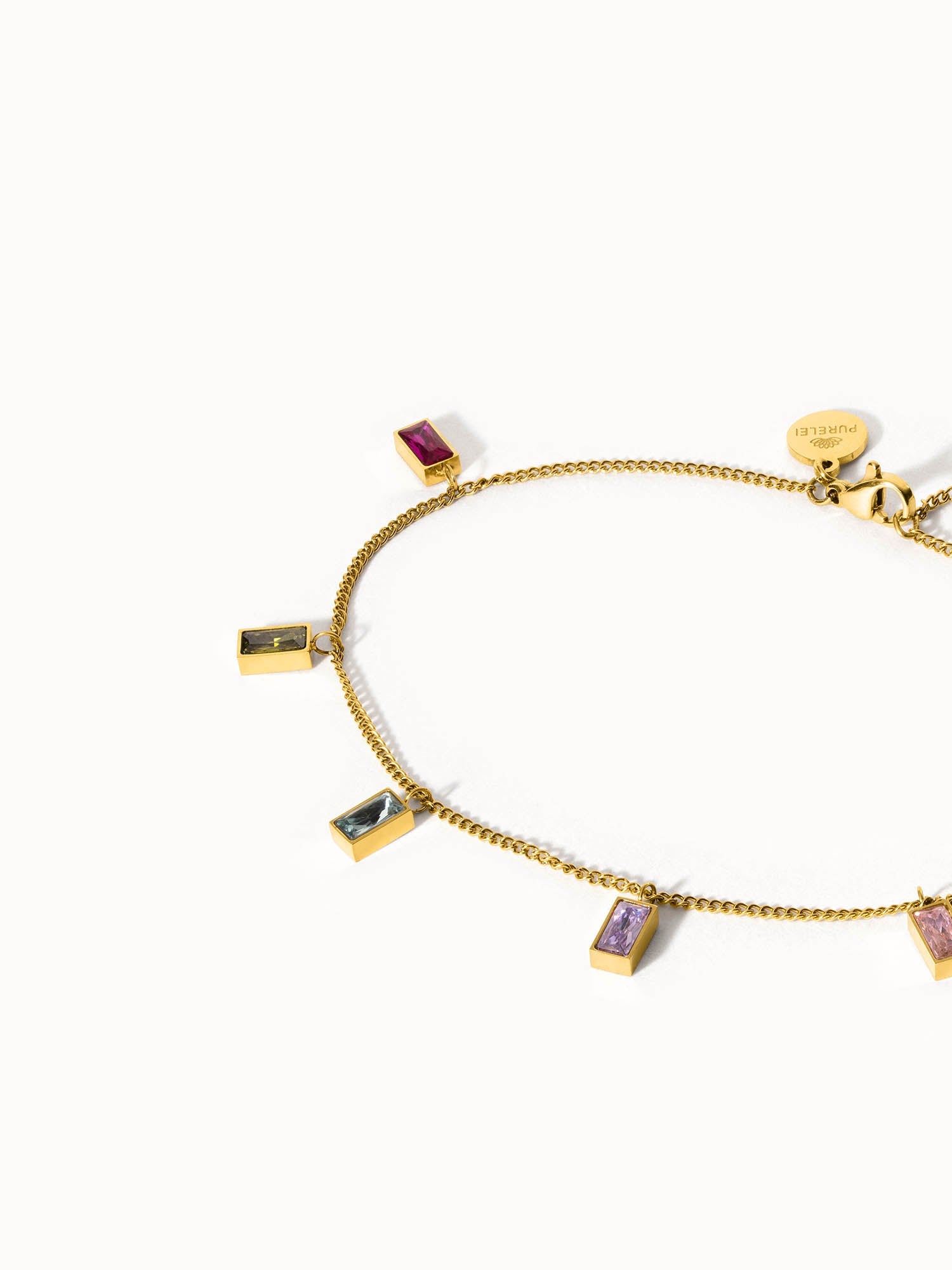 Rainbow Fusskettchen aus 18K vergoldetem Edelstahl mit bunten Zirkonia-Steinen, elegant und lebensfroh von PURELEI.