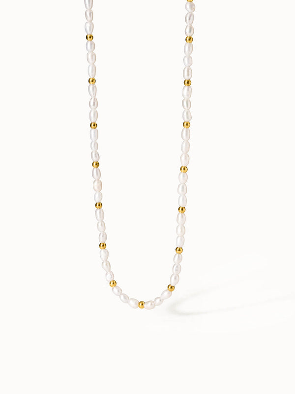 Penina Choker von PURELEI mit Süßwasserperlen und vergoldeten Edelstahl-Elementen, elegant und zeitlos.