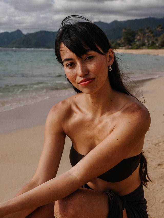 PURELEI He Nui Ohrringe aus 18K Gold Edelstahl, verschlungene Ringe, getragen am Strand mit natürlichem Aloha-Flair