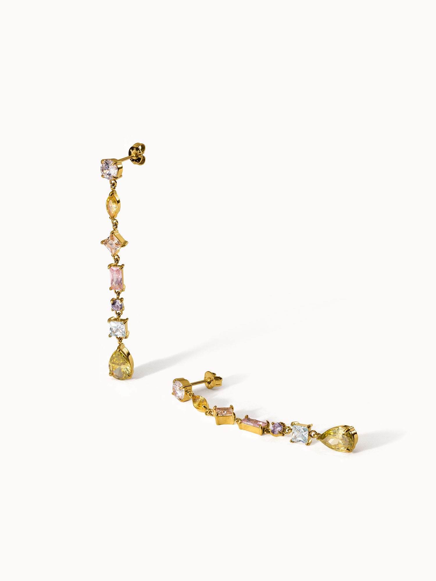 Goldene Ohrringe mit bunten Steinen, elegant und feminin, von PURELEI.