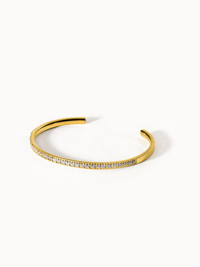 Goldenes Armband mit funkelnden Steinen, elegant und modern, von PURELEI.