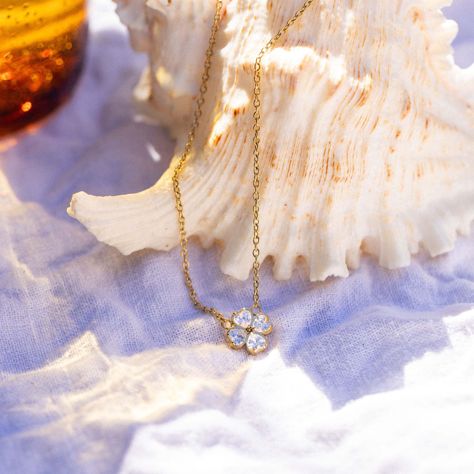 Goldene Kette mit blütenförmigem Anhänger aus Kristall, inspiriert von PURELEI.