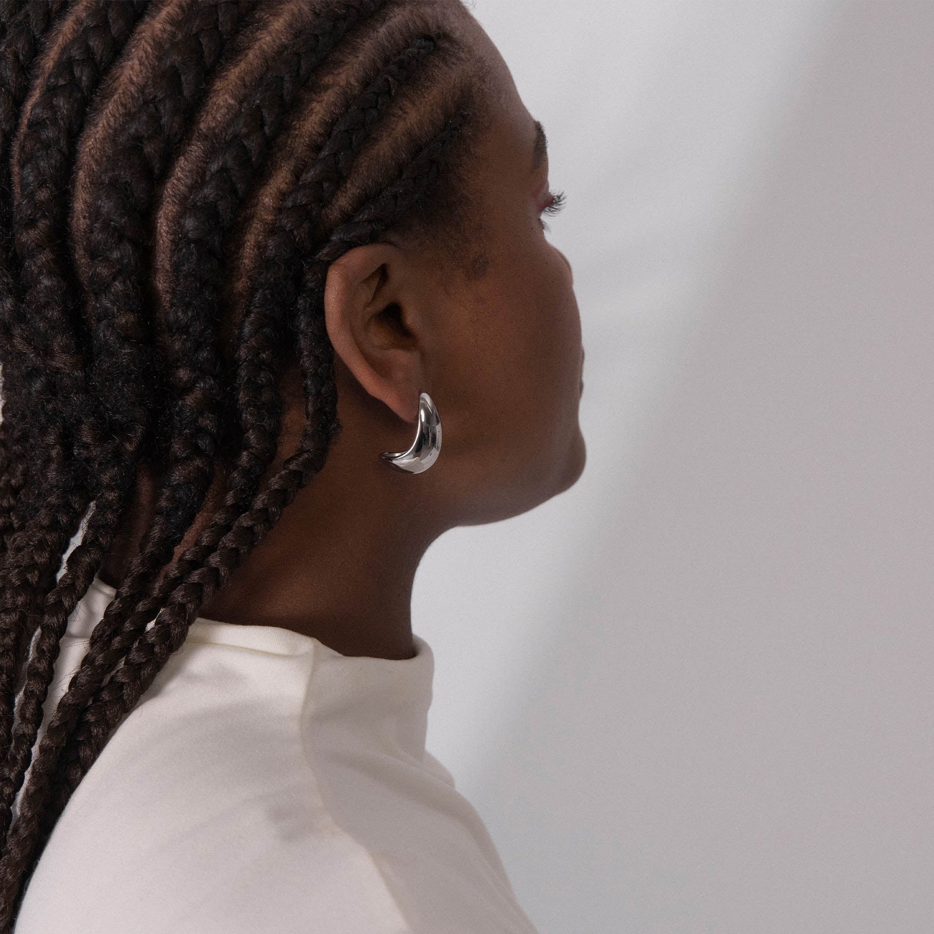 Big Drop Ohrringe aus silberfarbenem Edelstahl, elegant geschwungen, PURELEI, modern und feminin.