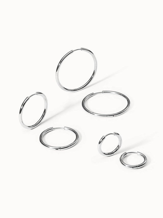 Silberne Creolen von PURELEI in verschiedenen Größen, modern und elegant.