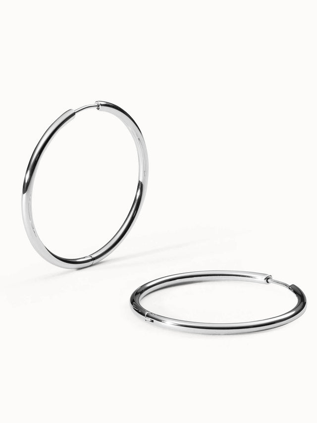 Nickelfreie silberne Creolen von PURELEI, elegant und modern im Design.