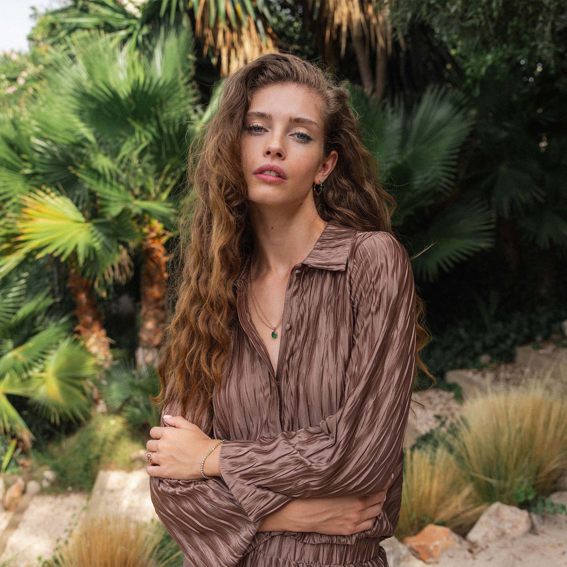 Braunes, elegantes Outfit umgeben von tropischer Vegetation, PURELEI inspiriert.