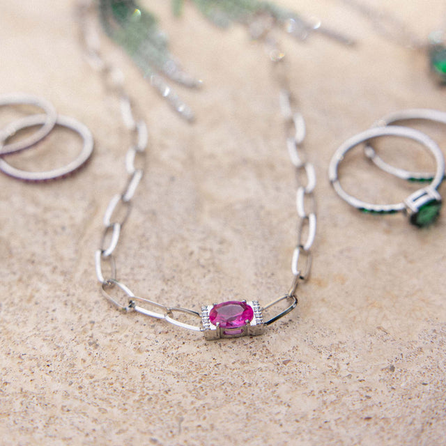 Silberne Kette mit schwarzem Stein und Glitzerdetails von PURELEI auf hellem Untergrund.