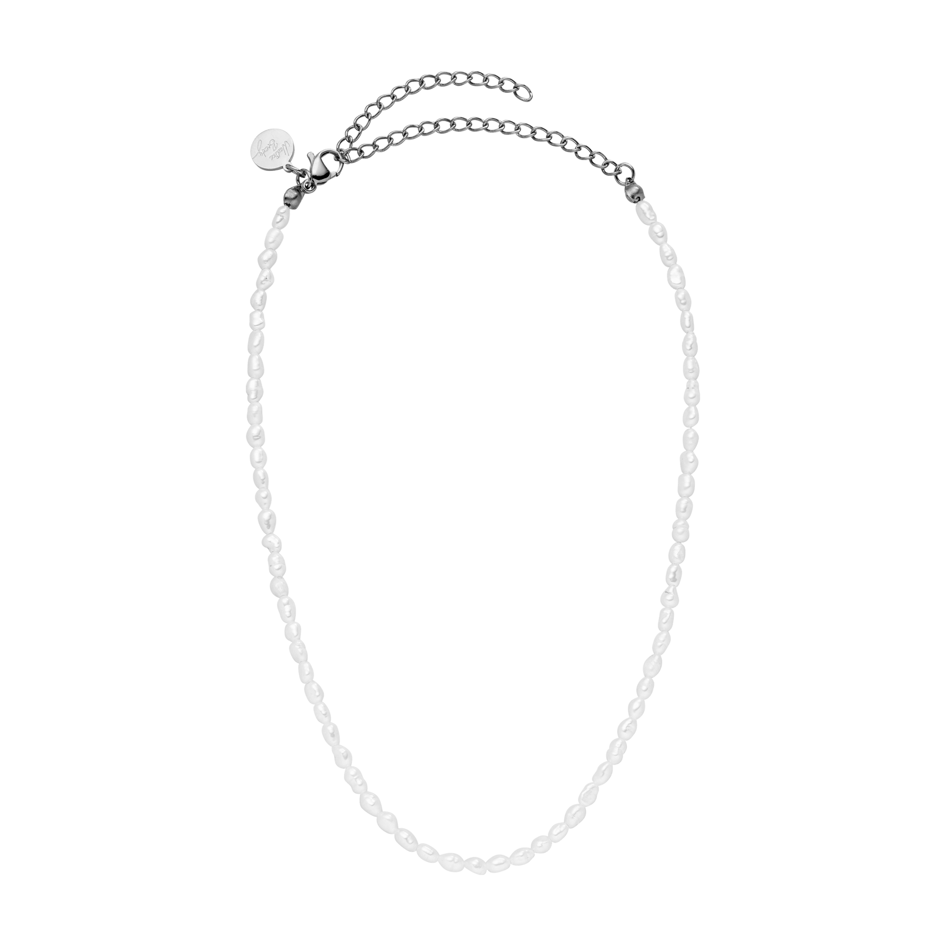 Weiße Perlenkette von PURELEI mit zarten, unregelmäßigen Formen und elegantem Design.