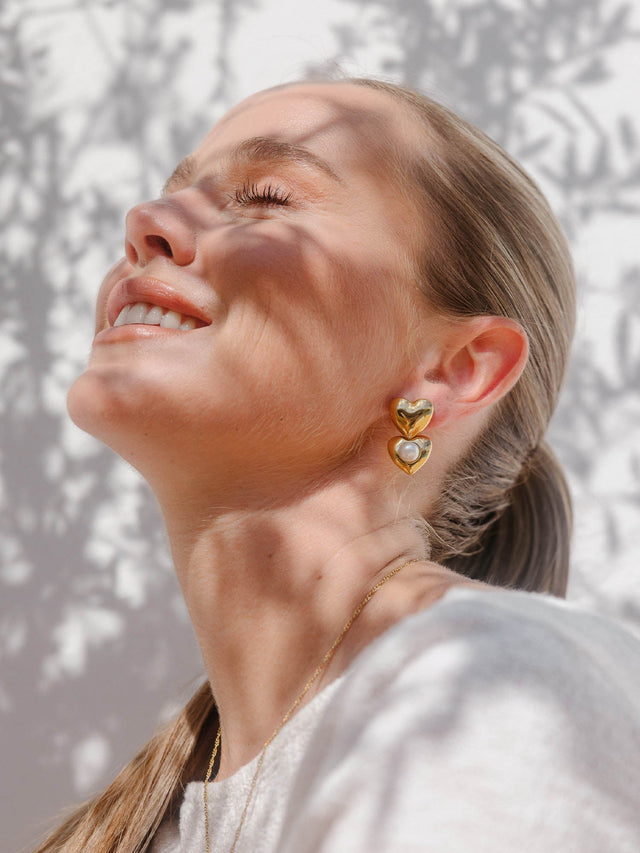 Roségoldene Herz-Ohrringe mit Perle, strahlend und elegant, von PURELEI.