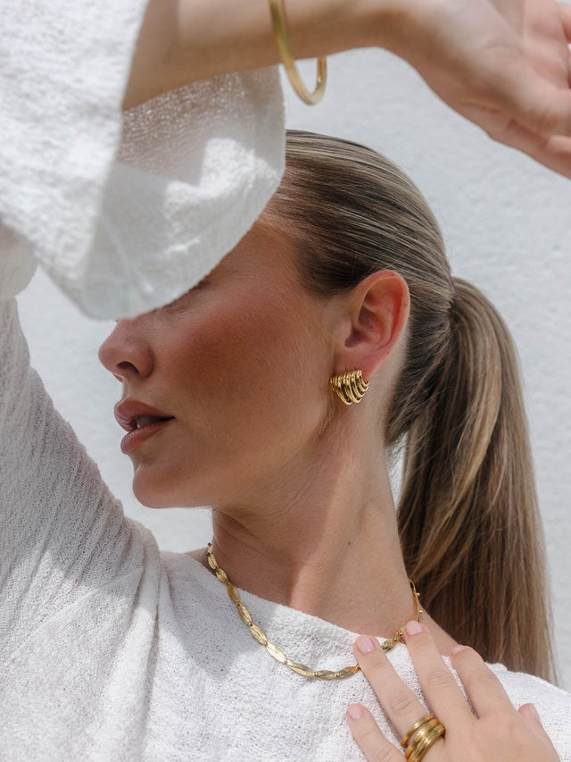 Roségoldene Kette und Ohrringe, elegant getragen, inspiriert von PURELEI.