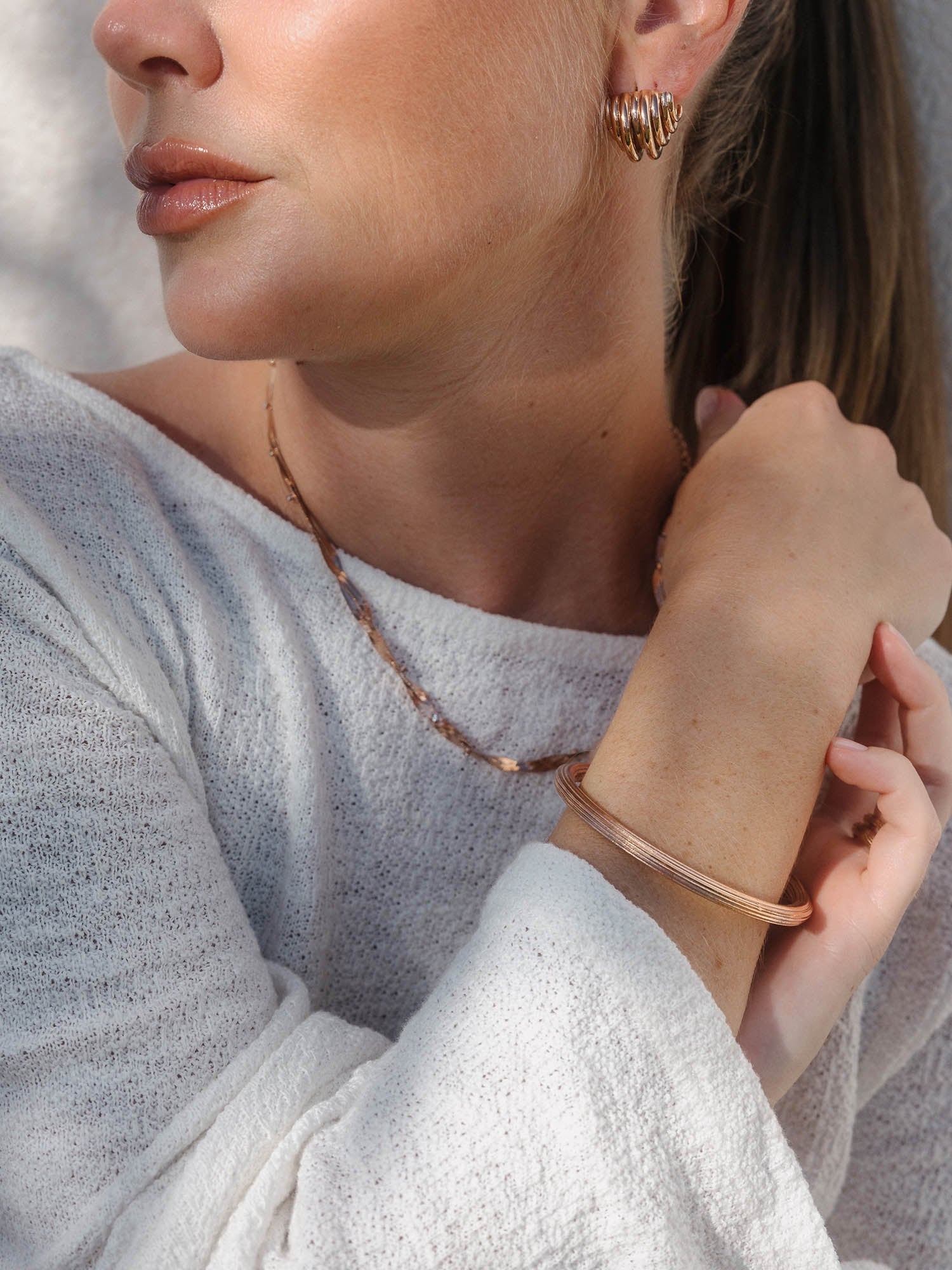 Roségoldenes Armband und Ohrringe, elegant getragen, PURELEI inspiriert von femininer Leichtigkeit.