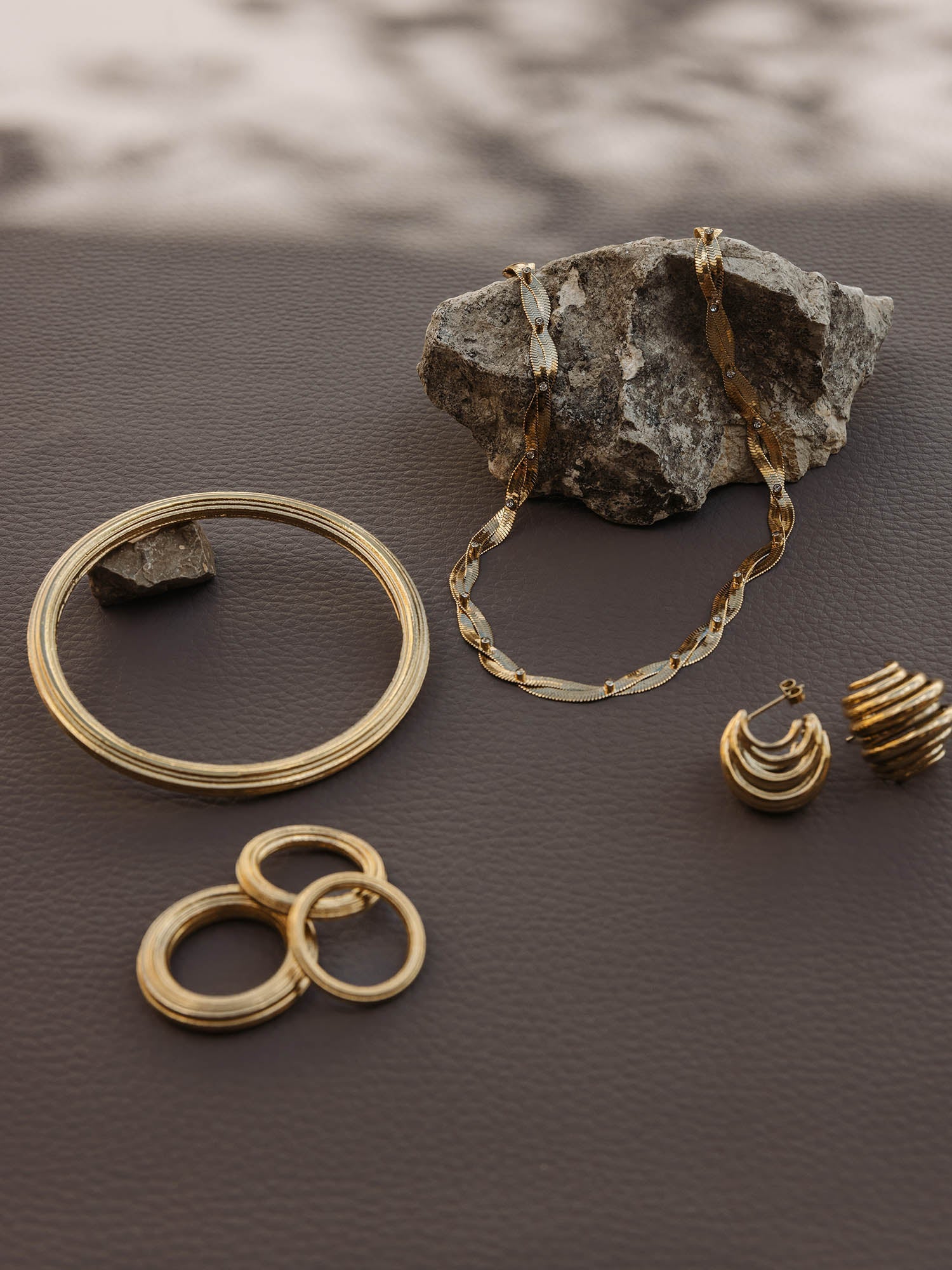 Silberne Schmuckstücke von PURELEI auf dunklem Untergrund, elegant und modern.