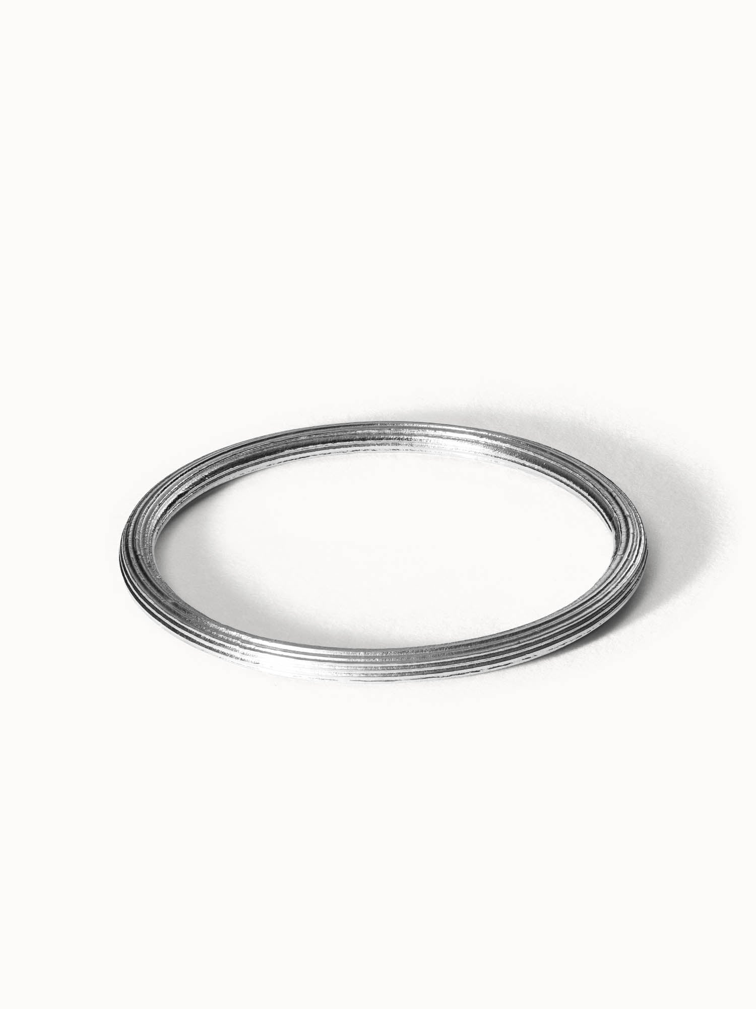 Silberner Ring mit feiner Struktur von PURELEI, elegant und modern.