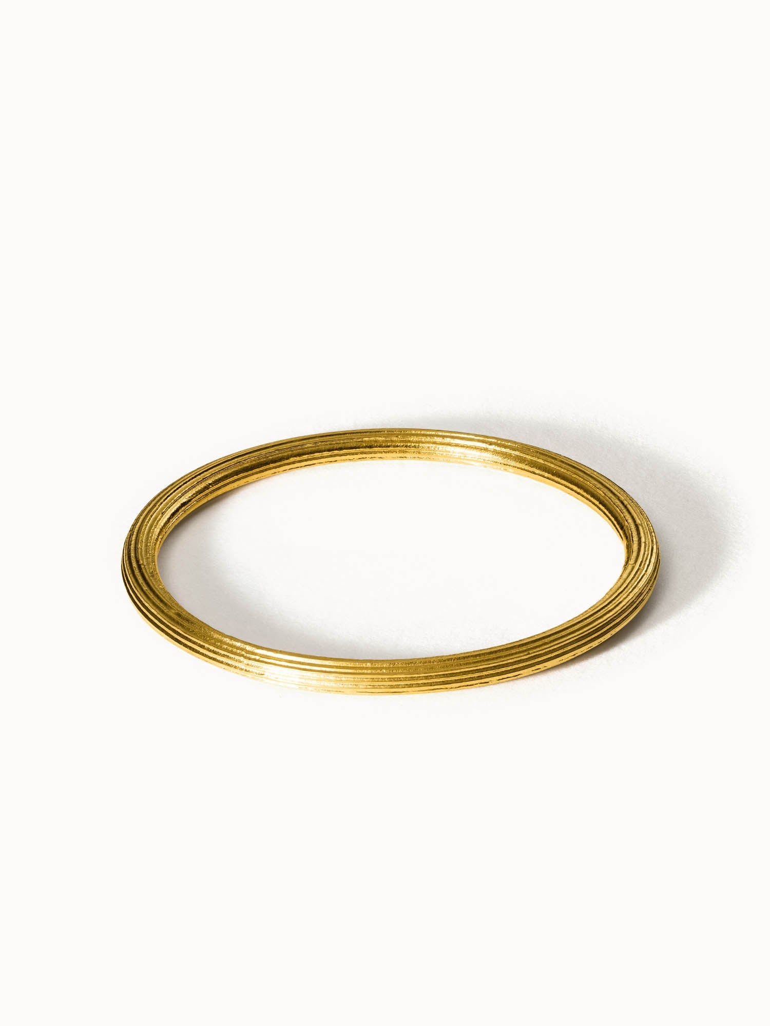 Goldenes, elegantes Armband mit feiner Struktur von PURELEI, minimalistisch und zeitlos.
