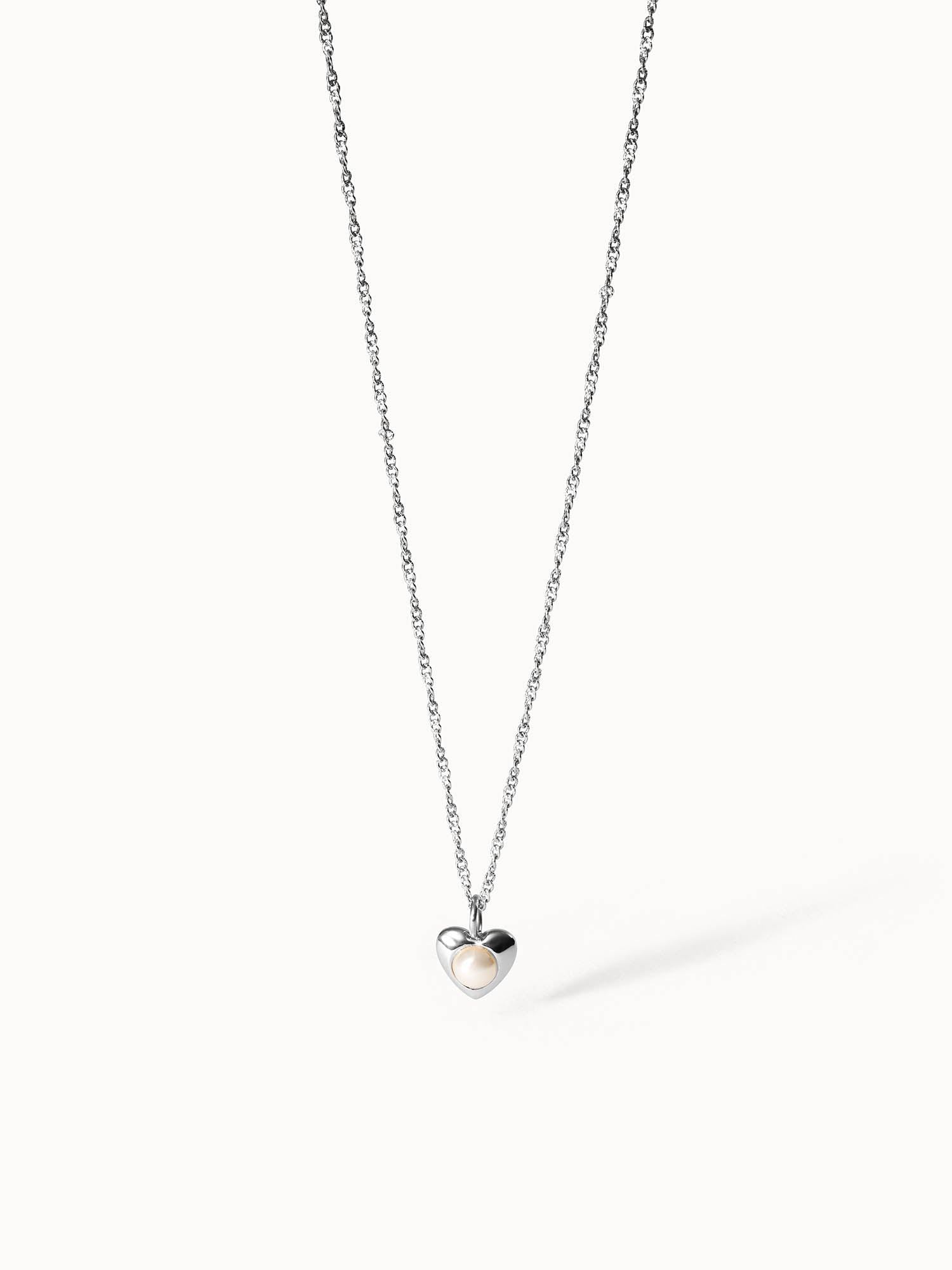 Silberne Kette mit herzförmigem Anhänger und Perle, elegant und feminin – PURELEI.