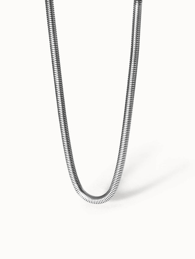 Silberne Kette mit geschmeidiger Struktur, elegant und modern, von PURELEI.