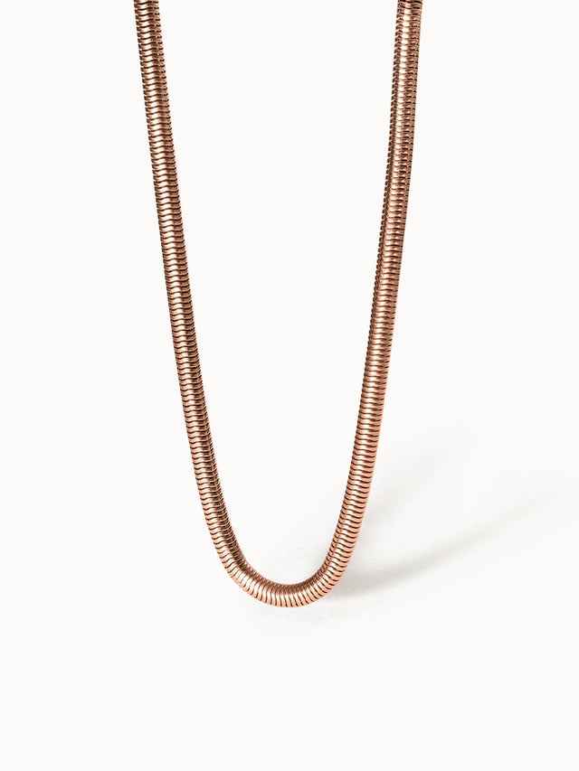 Roségoldene Kette mit geschwungenem Design von PURELEI, elegant und modern.